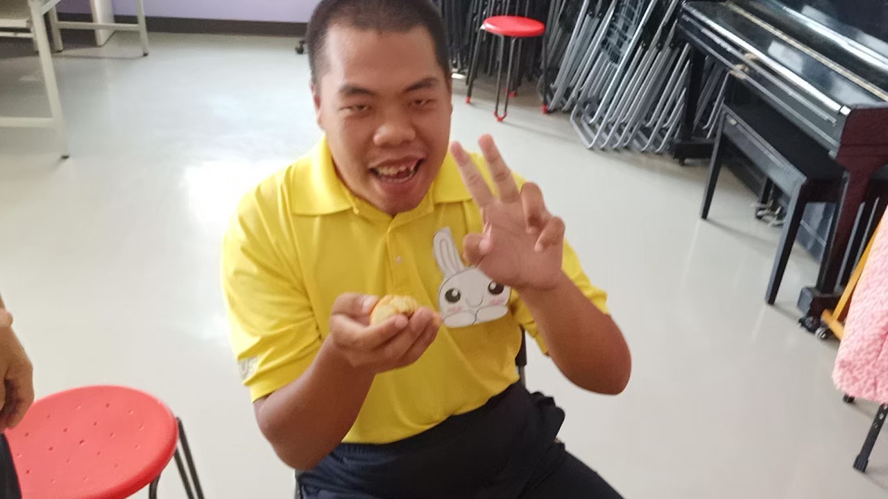 911鄭皇上捐贈月餅 200107 0028